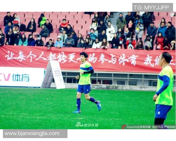 足球明星激烈对抗瞬间回顾赛场之外的热血干架故事